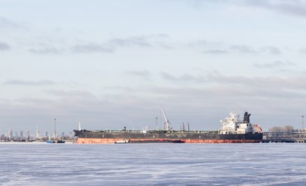 Załadunek ropy na tankowiec w porcie w Petersburgu