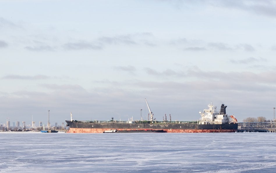 Załadunek ropy na tankowiec w porcie w Petersburgu