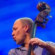 Wirtuoz kontrabasu i świetny showman tak podgrzał atmosferę koncertu z cyklu Deutsche Bank Invites, 