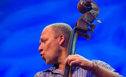 Wirtuoz kontrabasu i świetny showman tak podgrzał atmosferę koncertu z cyklu Deutsche Bank Invites, 
