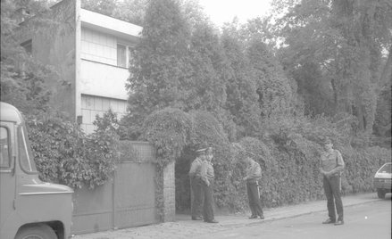 Proces o zabójstwo Piotra Jaroszewicza i jego żony wciąż się nie zakończył. Na zdjęciu: policja prze