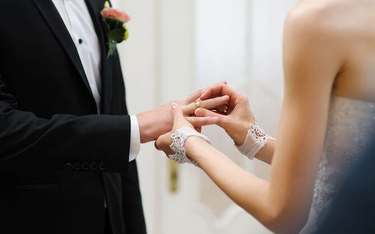 Nierówne traktowanie kobiet i mężczyzn zawierających małżeństwa w młodym wieku