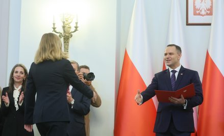 Prezydent RP Karol Nawrocki (P) podczas uroczystości wręczenia nominacji sędziowskich i asesorskich 