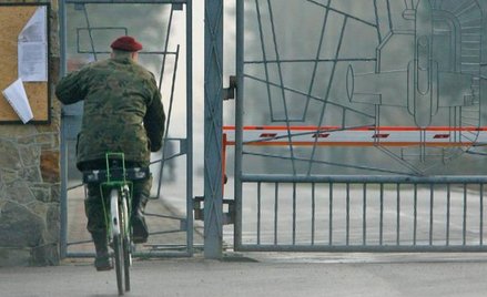 MON skarży się m.in. na złe wyszkolenie i wyposażenie ochroniarzy, a nawet na to, że piją w pracy. –