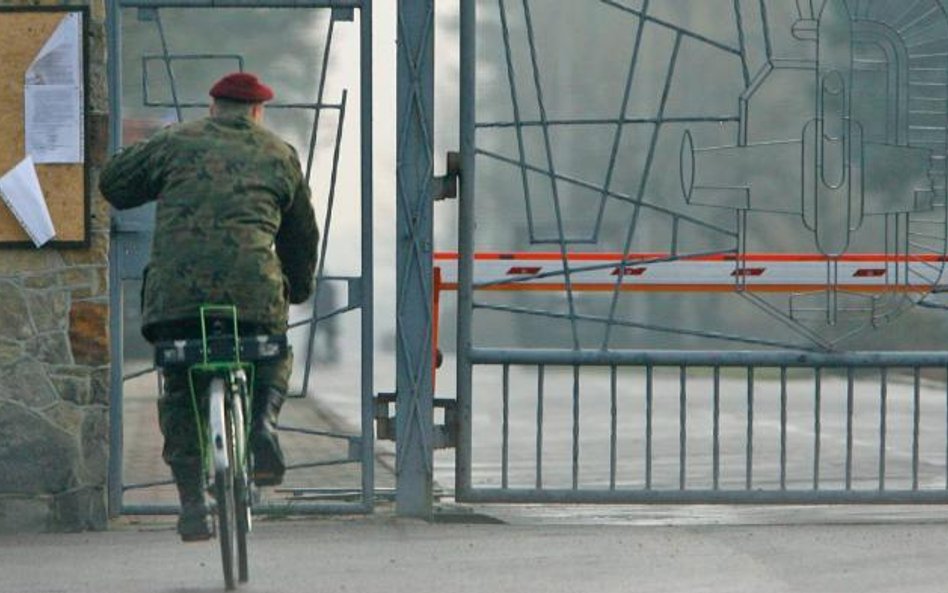 MON skarży się m.in. na złe wyszkolenie i wyposażenie ochroniarzy, a nawet na to, że piją w pracy. –