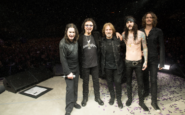 Ozzy Osbourne, Tony Iommi, Geezer Butler, Tommy Clufetos i Adam Wakeman, syn Ricka z Yes
