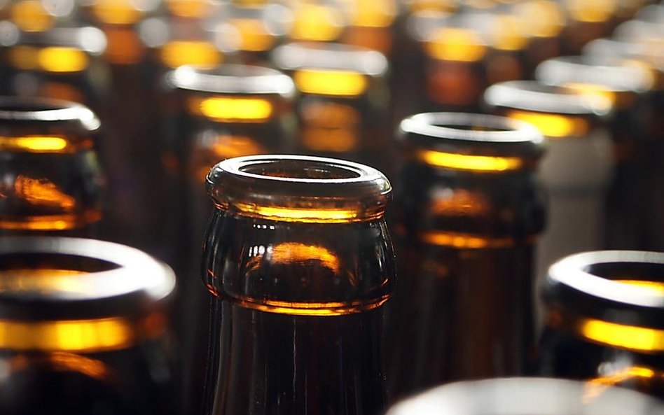 Kaucja za butelki jest zwracana po okazaniu paragonu – taką informację można przeczytać w wielu skle