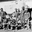 Grupa Herero w niemieckiej niewoli w czasie wojny zakończonej pierwszym w nowożytnej historii ludobó