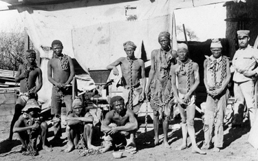 Grupa Herero w niemieckiej niewoli w czasie wojny zakończonej pierwszym w nowożytnej historii ludobó