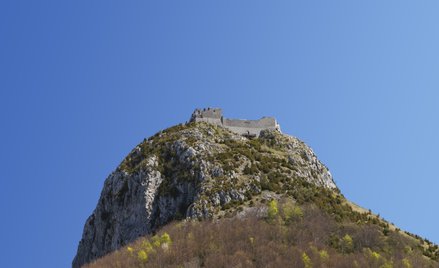 Widok współczesny ruin zamku w Montségur (Francja)