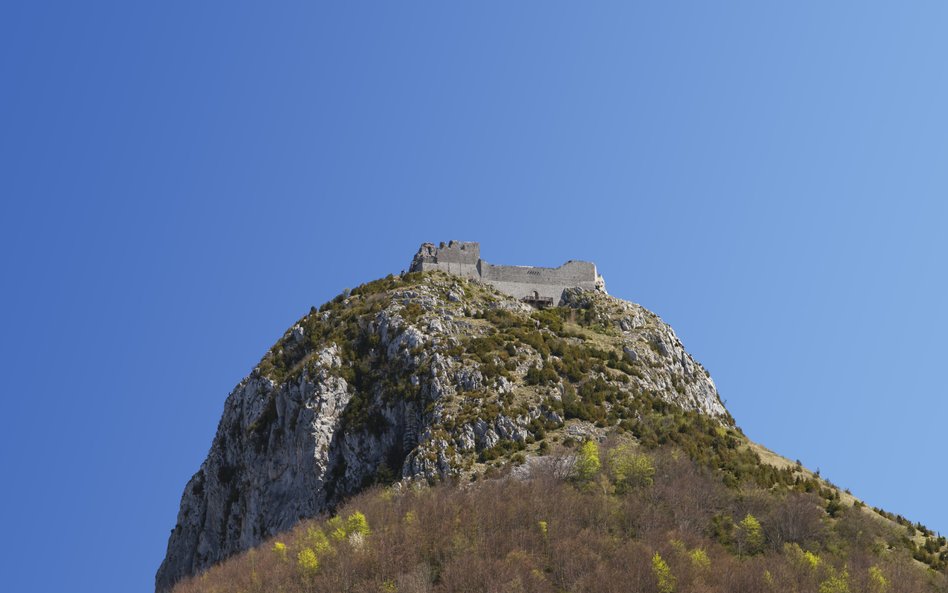 Widok współczesny ruin zamku w Montségur (Francja)