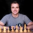 Danny Rensch, twórca platformy chess.com, ma tytuł mistrza międzynarodowego w szachach.