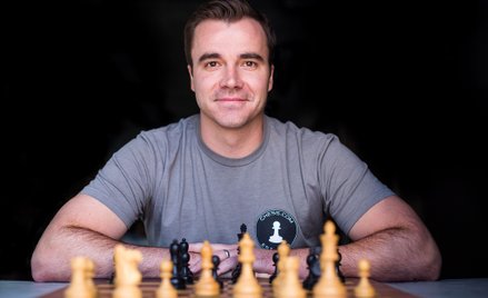 Danny Rensch, twórca platformy chess.com, ma tytuł mistrza międzynarodowego w szachach.