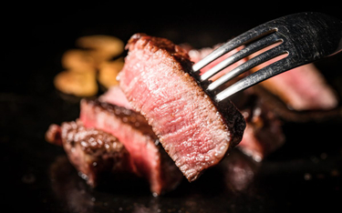 Mięso w miejscu pracy – czy można zakazać jego spożywania?