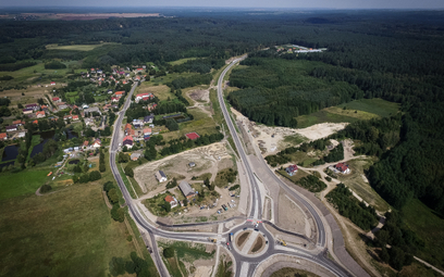 Niespełna 2-kilometrowa obwodnica Smolajn w ciągu drogi krajowej 51 to pierwsza gotowa inwestycja w 