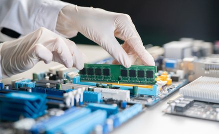 Analitycy szacują, że koszt produkcji typowego laptopa z 16 GB pamięci RAM może wzrosnąć o 40–50 dol
