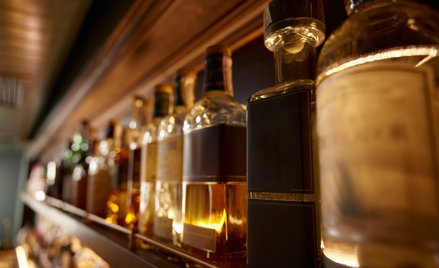 Tylko 4 z 18 dzielnic Warszawy pozytywnie zaopiniowały nocny zakaz sprzedaży alkoholu