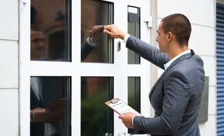 Stalking windykatorów: dlaczego zrezygnowano z kar za nękanie dłużników