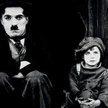Charlie Chaplin i Jackie Coogan w filmie „Brzdąc” (1921 r.)