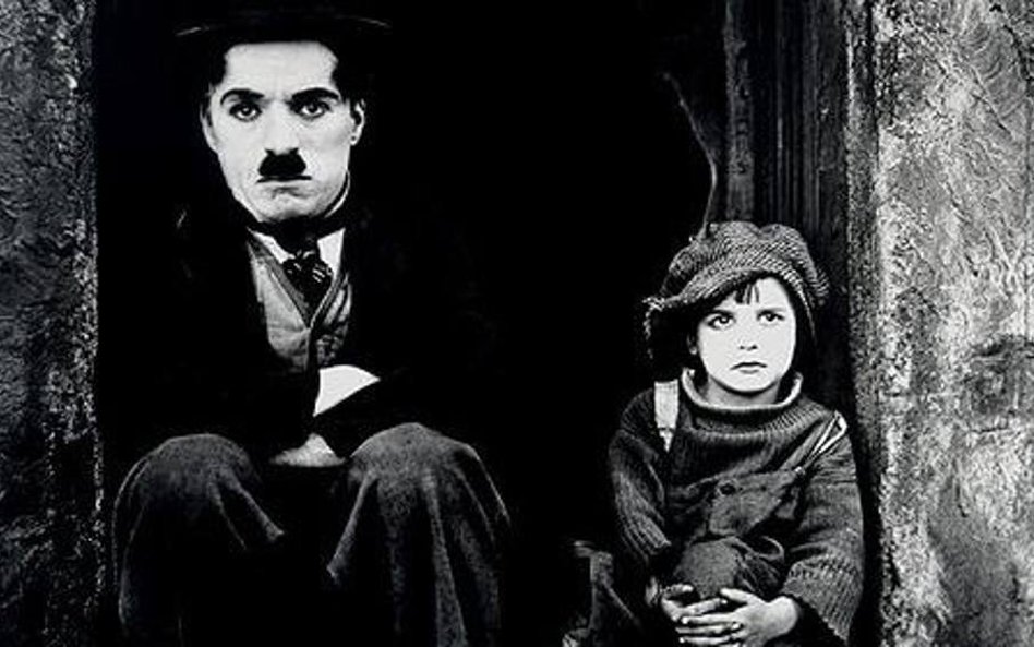 Charlie Chaplin i Jackie Coogan w filmie „Brzdąc” (1921 r.)