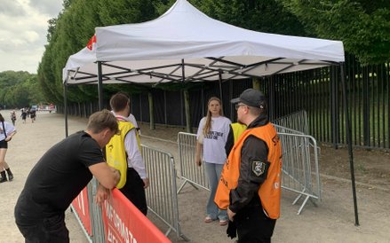 Punkt kontroli biletów przed wejściem na teren koncertu