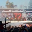 Kibice Al-Ahly przed bilboardem upamiętniającym 72 ofiary masakry na stadionie
