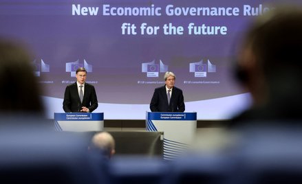 Valdis Dombrovskis - wiceprzewodniczący Komisji Europejskiej, Paolo Gentiloni europejski komisarz ds