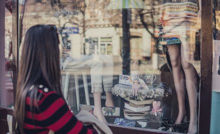 Czy kupując droższe ubrania, mamy gwarancję, że produkt przetrwa kilka sezonów? Sprawdził to zespół 