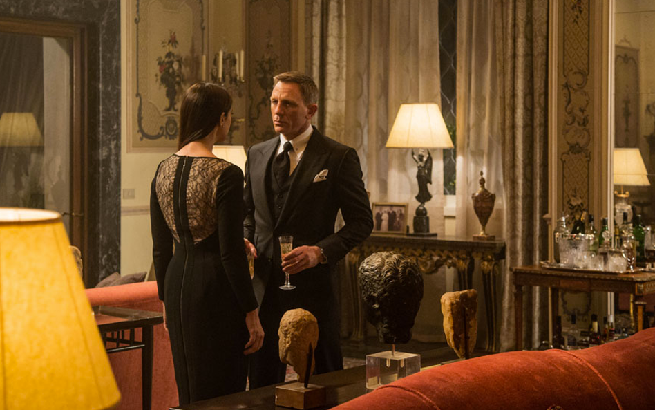 Monica Bellucci jako Lucia Sciarra Tajemnicza wiadomość z przeszłości wysyła Bonda na misję do Meksy