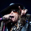 Steven Tyler na koncercie w Abu Dabi, jeszcze z zespołem