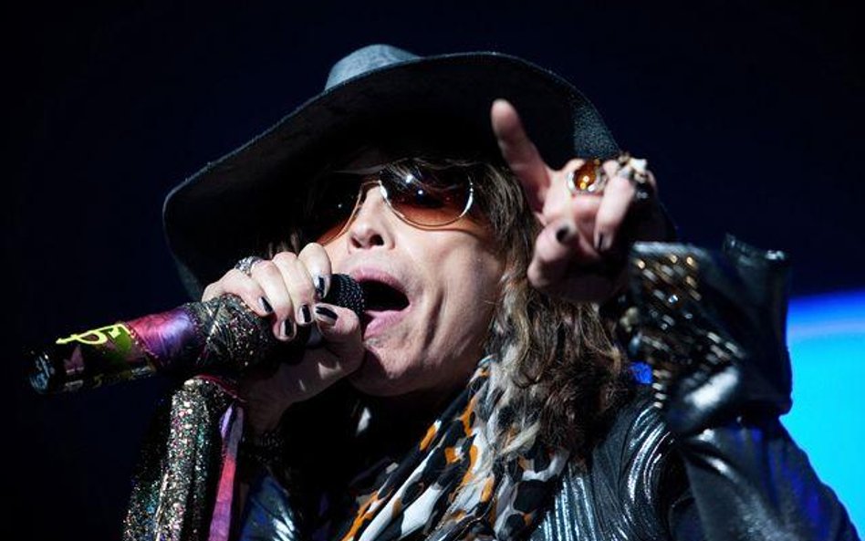 Steven Tyler na koncercie w Abu Dabi, jeszcze z zespołem