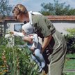 Kwiaty w ogrodzie Frau Höss są przedmiotem dumy i troski komendanta oraz jego żony (kadr z filmu Jon