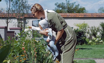 Kwiaty w ogrodzie Frau Höss są przedmiotem dumy i troski komendanta oraz jego żony (kadr z filmu Jon
