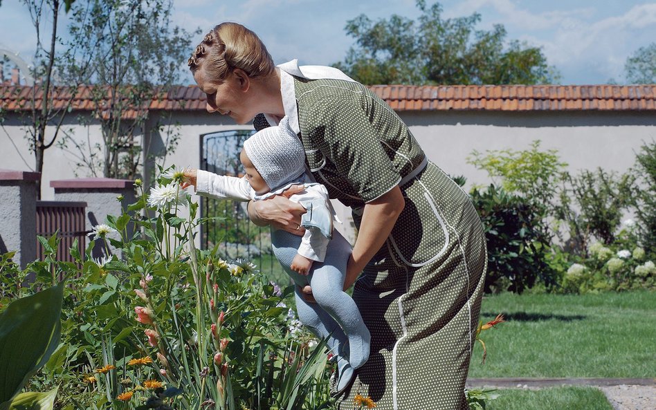 Kwiaty w ogrodzie Frau Höss są przedmiotem dumy i troski komendanta oraz jego żony (kadr z filmu Jon