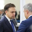 Minister finansów Andrzej Domański rozmawia z ministrem cyfryzacji Krzysztofem Gawkowskim