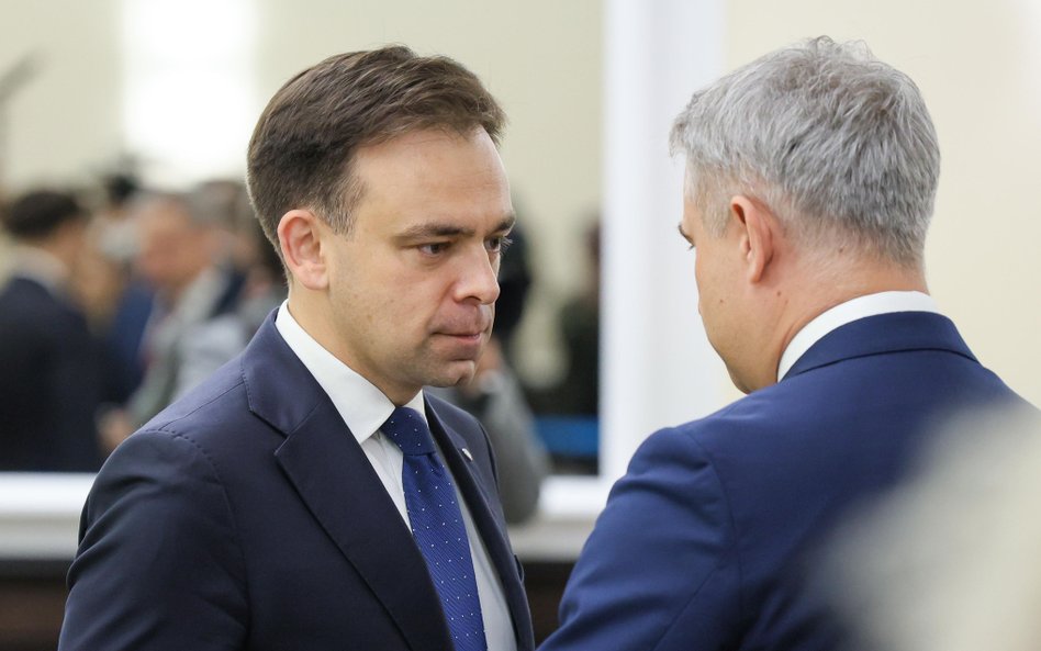 Minister finansów Andrzej Domański rozmawia z ministrem cyfryzacji Krzysztofem Gawkowskim