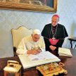 Benedykt XVI podpisuje 144-stronicową encyklikę „Caritas in veritate”