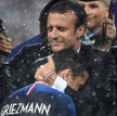 Prezydent Emmanuel Macron po finale mundialu ściska napastnika zwycięskiej reprezentacji Antoine’a G