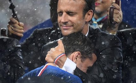 Prezydent Emmanuel Macron po finale mundialu ściska napastnika zwycięskiej reprezentacji Antoine’a G