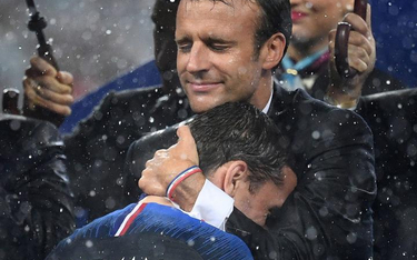 Prezydent Emmanuel Macron po finale mundialu ściska napastnika zwycięskiej reprezentacji Antoine’a G