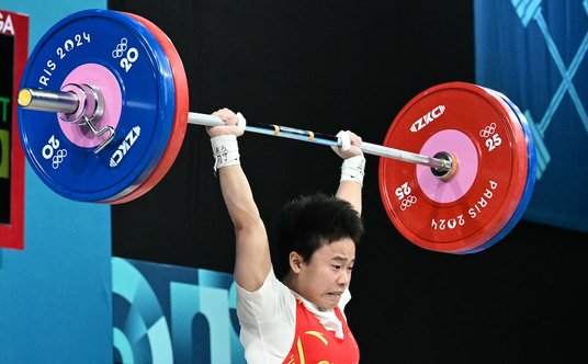 Chińska mistrzyni olimpijska w podnoszeniu cieżarów Hou Zhihui w stroju firmy Anta.