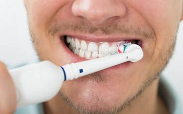 Mężczyźni, którzy nie myją zębów, cierpią na zaburzenia erekcji