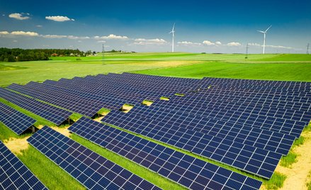 Wyzwaniem dla stabilności systemu energetycznego jest m.in. pogodozależność energii z wiatru i słońc