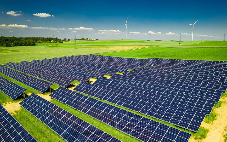 Wyzwaniem dla stabilności systemu energetycznego jest m.in. pogodozależność energii z wiatru i słońc