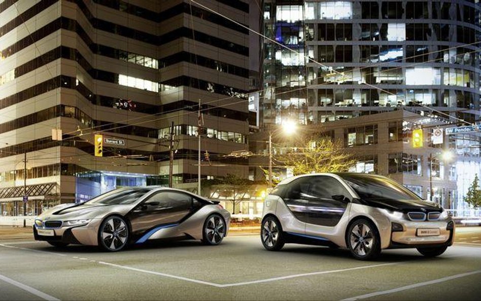 Koncepcyjne elektryczne BMW i3 (z prawej) oraz hybrydowe i8