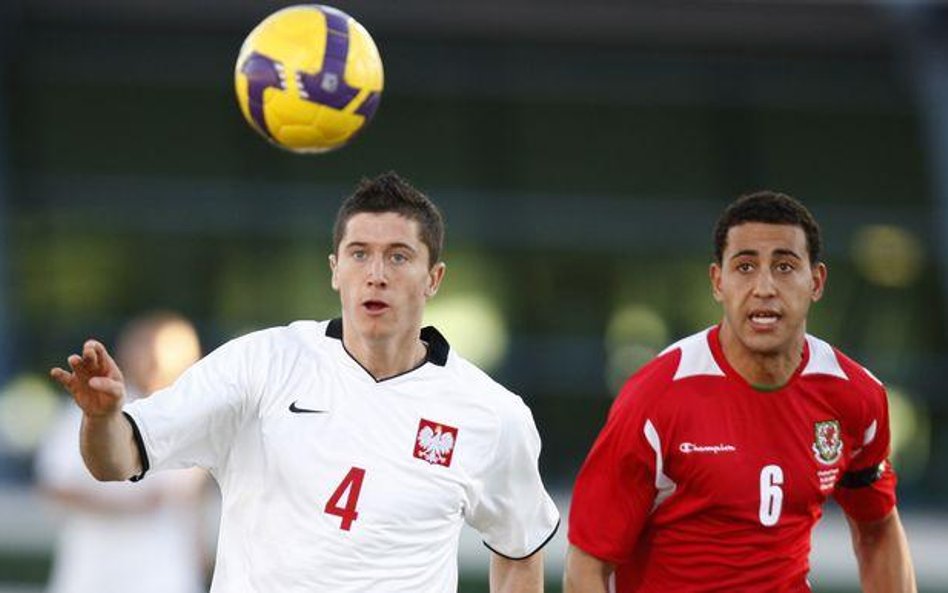 Polska-Walia, na pierwszym planie Robert Lewandowski.