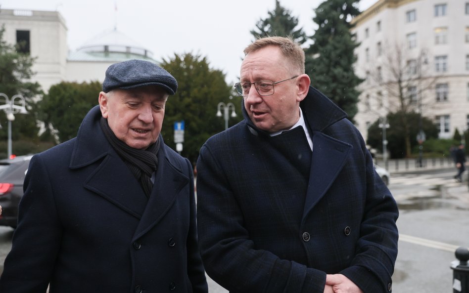 Posłowie PiS Henryk Kowalczyk (L) i Robert Telus (P) w drodze na obrady Sejmu w Warszawie