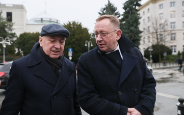 Posłowie PiS Henryk Kowalczyk (L) i Robert Telus (P) w drodze na obrady Sejmu w Warszawie