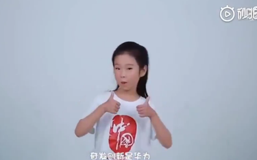 Dzieci śpiewają na cześć koncernu Huawei