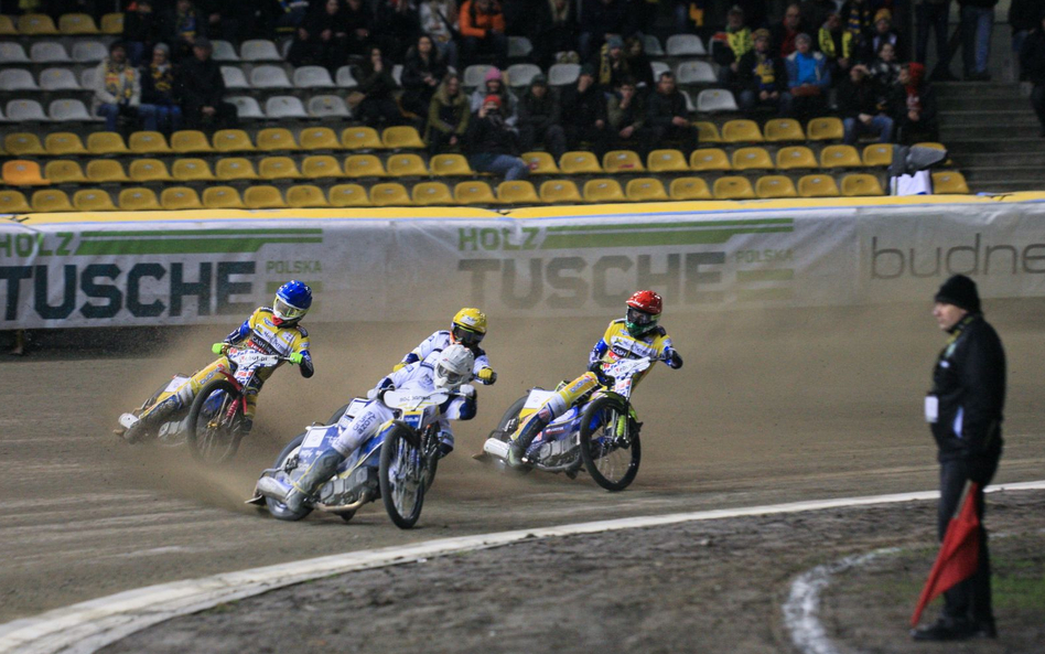 Mecz Stal - Motor. Na prowadzeniu w kasku białym Jarosław Hampel